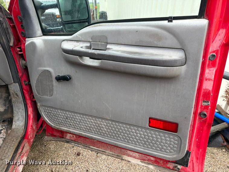 image for item EV2351 2004 Ford F350 Super Duty XL Ext. Cab flatbed pickup truck