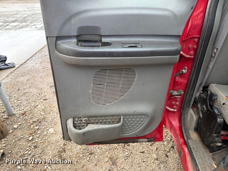 image for item EV2351 2004 Ford F350 Super Duty XL Ext. Cab flatbed pickup truck