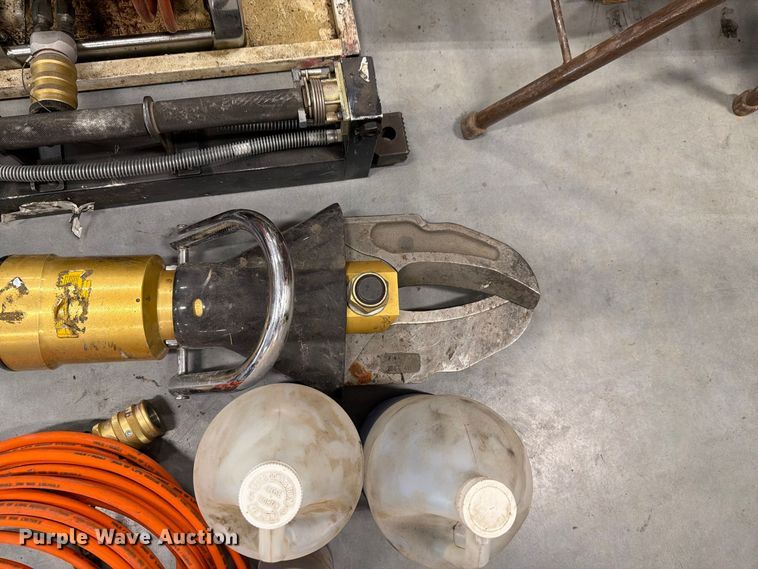 image for item EV2456 Hurtst rescue equipment