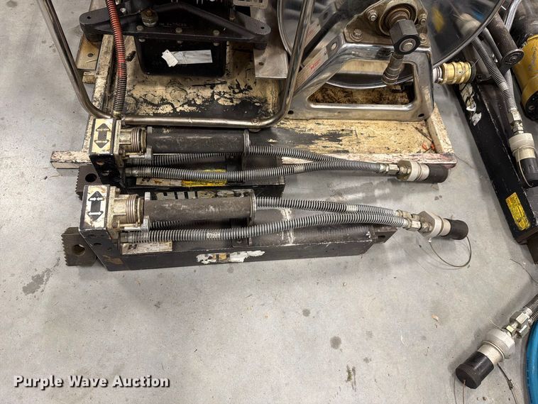 image for item EV2456 Hurtst rescue equipment