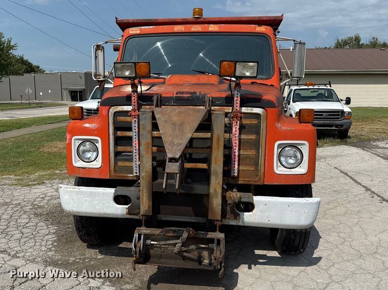 image for item EV6058 1986 International 1754 dump truck