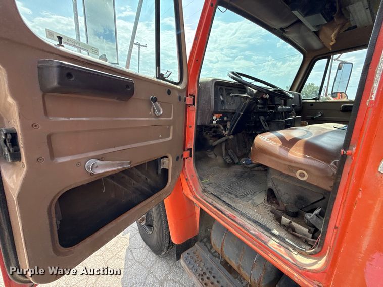 image for item EV6058 1986 International 1754 dump truck