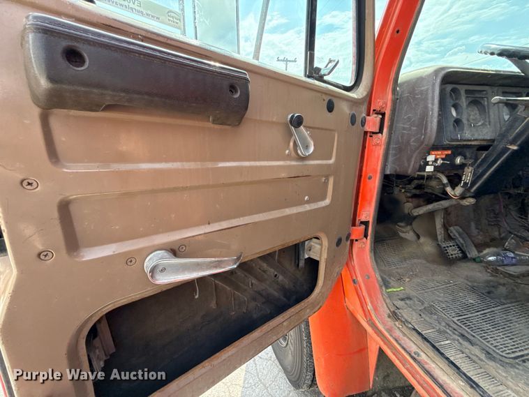 image for item EV6058 1986 International 1754 dump truck