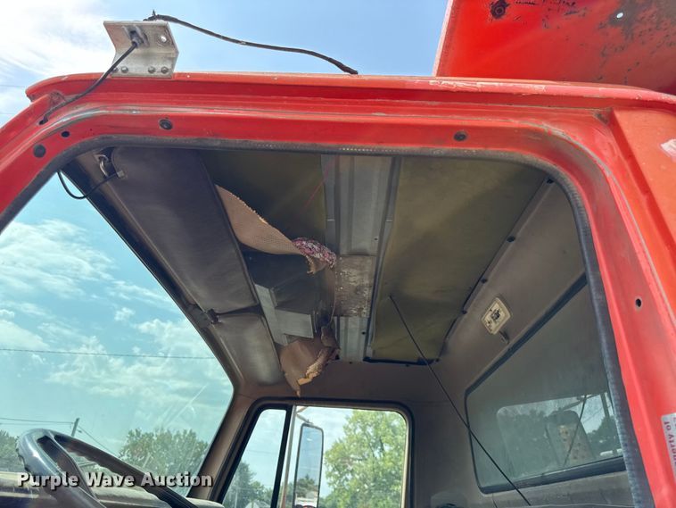 image for item EV6058 1986 International 1754 dump truck