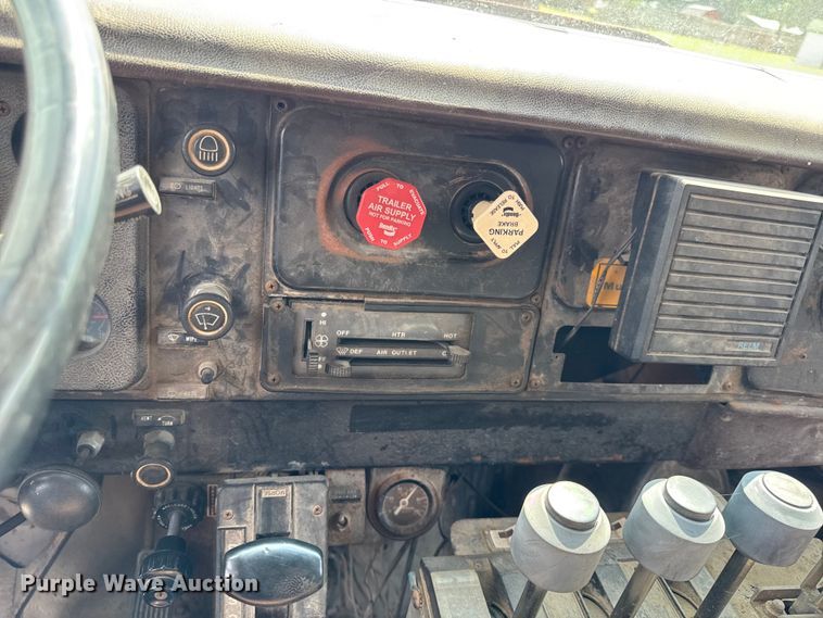 image for item EV6058 1986 International 1754 dump truck