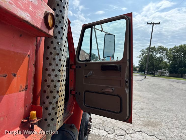 image for item EV6058 1986 International 1754 dump truck