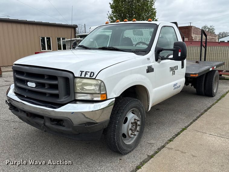 2002 Ford F550 Super Duty XL flatbed truck