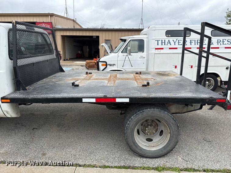 image for item EV7662 2002 Ford F550 Super Duty XL flatbed truck