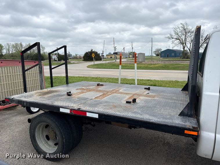 image for item EV7662 2002 Ford F550 Super Duty XL flatbed truck