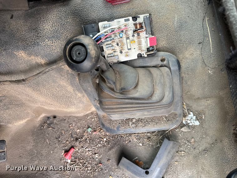 image for item EV7662 2002 Ford F550 Super Duty XL flatbed truck