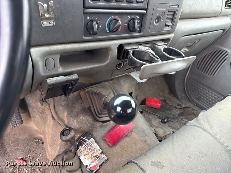 image for item EV7662 2002 Ford F550 Super Duty XL flatbed truck