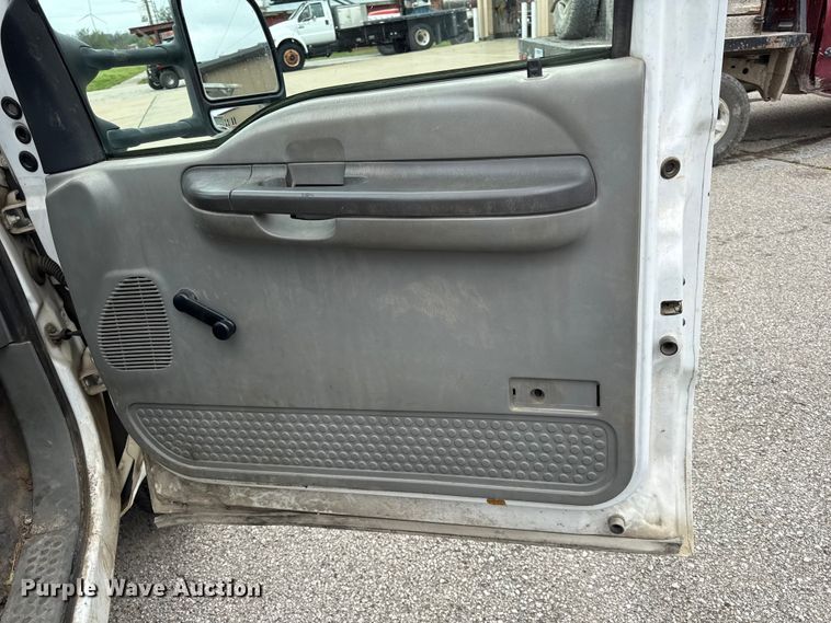 image for item EV7662 2002 Ford F550 Super Duty XL flatbed truck