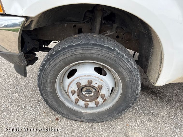 image for item EV7662 2002 Ford F550 Super Duty XL flatbed truck