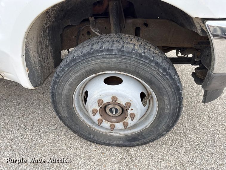 image for item EV7662 2002 Ford F550 Super Duty XL flatbed truck