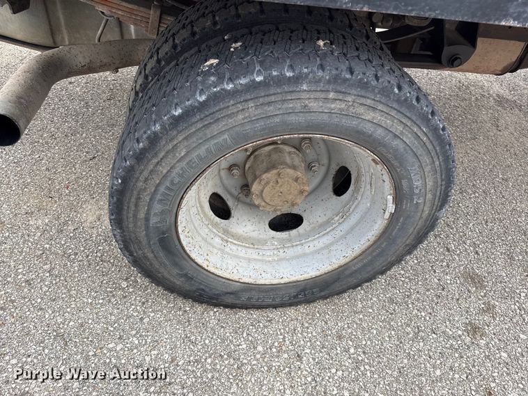 image for item EV7662 2002 Ford F550 Super Duty XL flatbed truck
