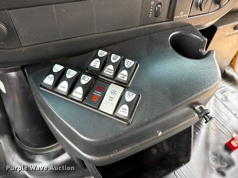 image for item EW4131 2016 Chevrolet school bus