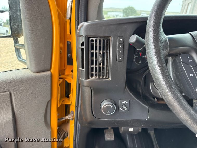 image for item EW4131 2016 Chevrolet school bus
