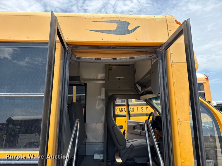 image for item EW4137 2014 Chevrolet school bus