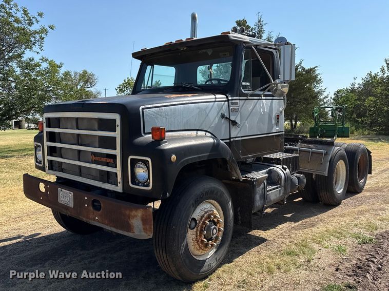 1987 International F-2575 semi truck