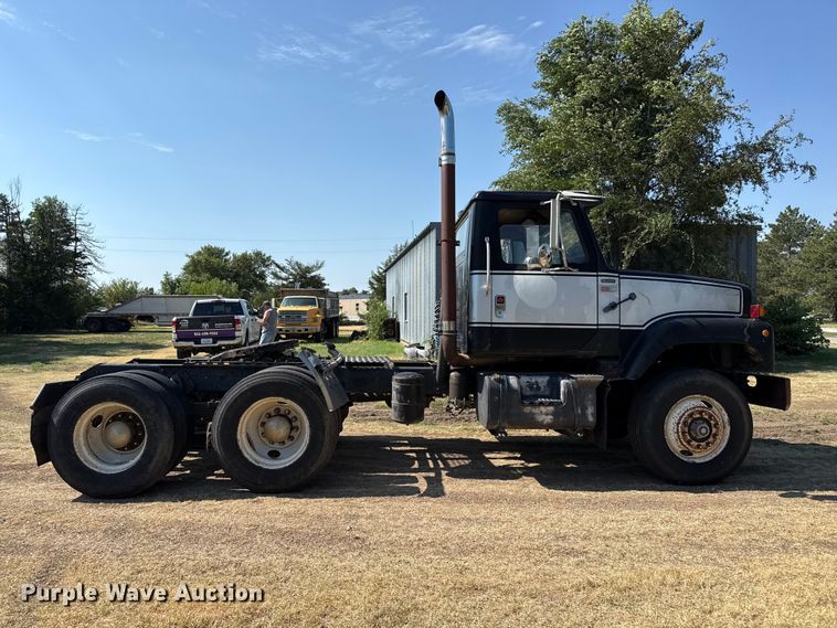 image for item EW4157 1987 International F-2575 semi truck