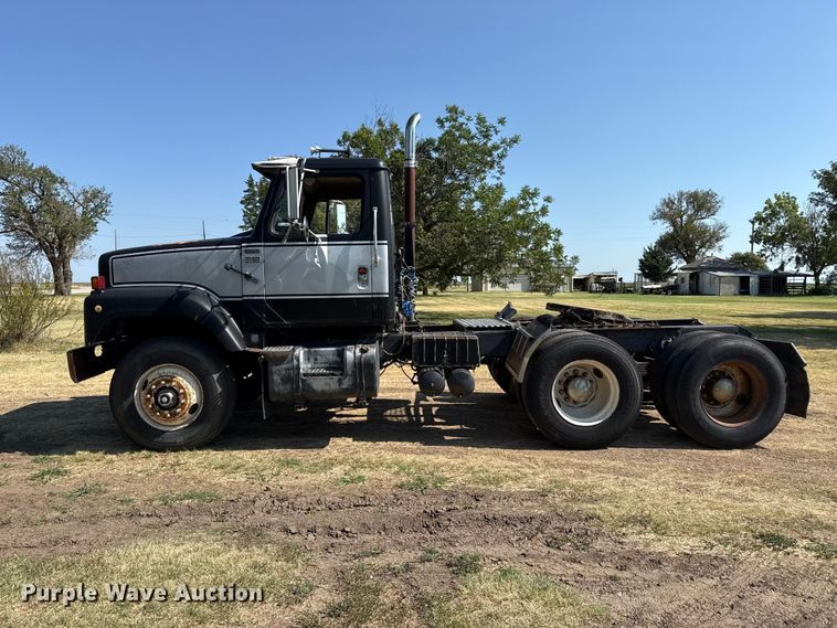 image for item EW4157 1987 International F-2575 semi truck