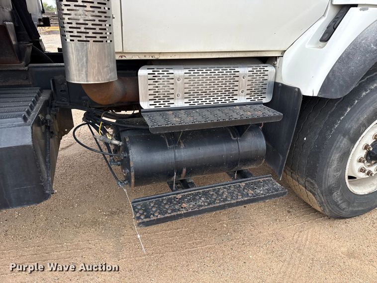 image for item EW4170 2004 International 7400 dump truck