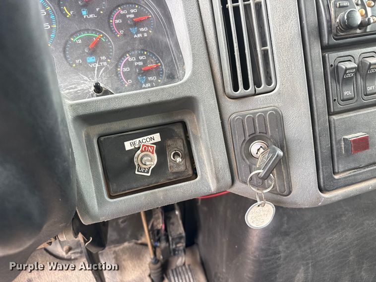 image for item EW4170 2004 International 7400 dump truck