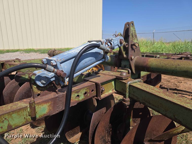 image for item EW8563 John Deere tandem disk