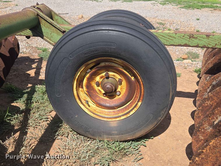 image for item EW8563 John Deere tandem disk