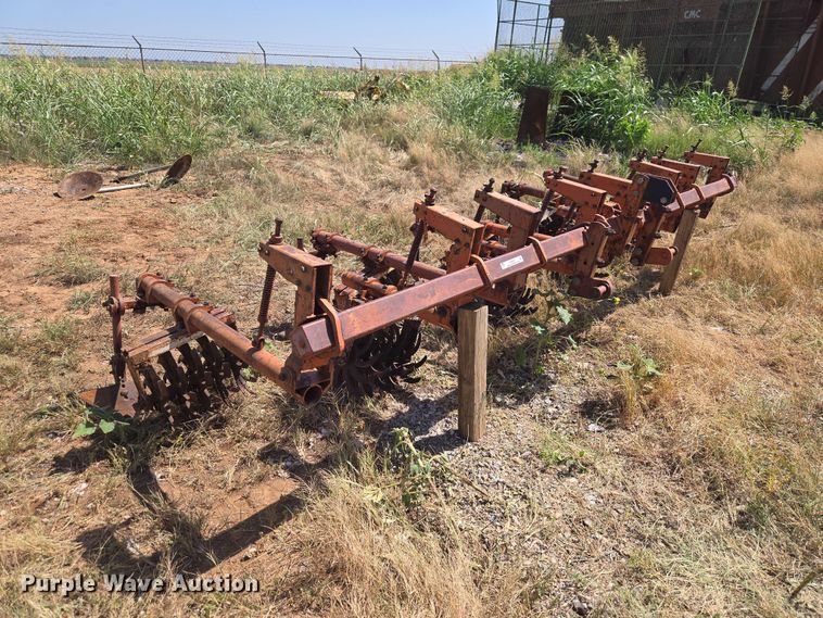Row crop cultivator