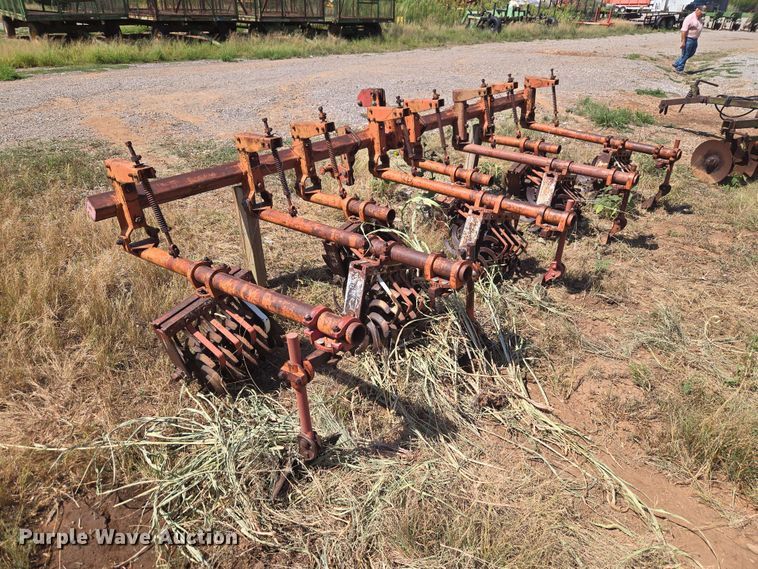 image for item EW8564 Row crop cultivator