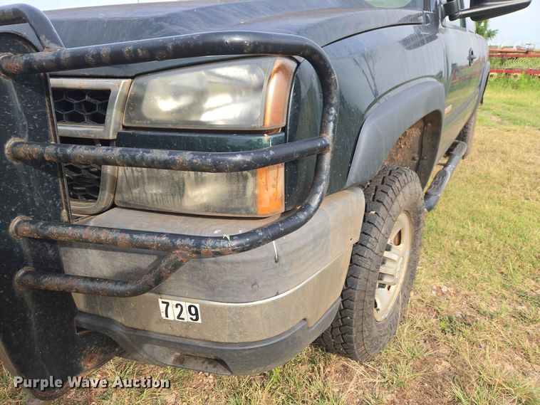 image for item EW8585 2006 Chevrolet  Silverado 2500HD Ext. Cab pickup truck