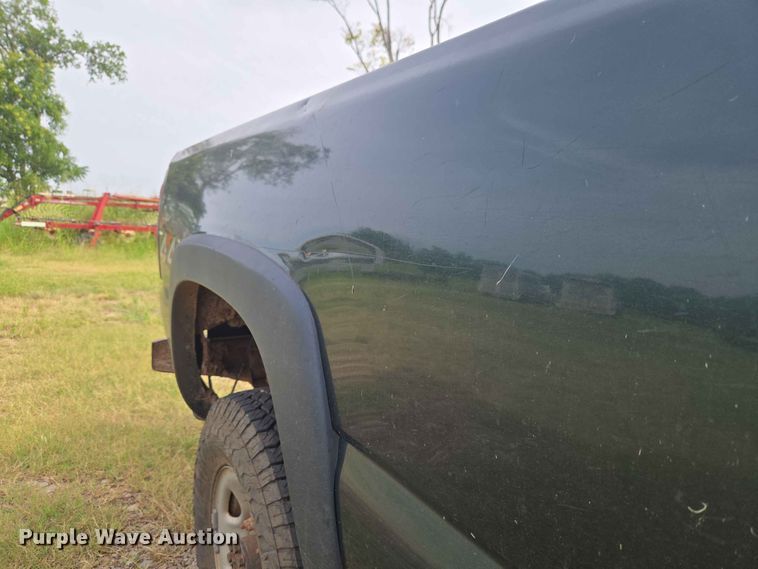 image for item EW8585 2006 Chevrolet  Silverado 2500HD Ext. Cab pickup truck