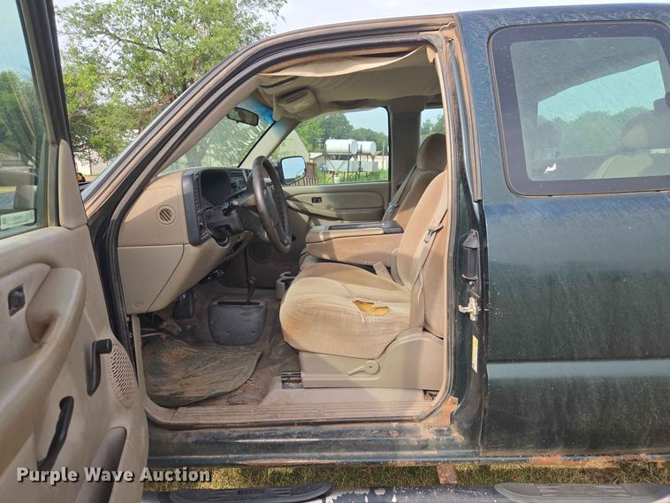 image for item EW8585 2006 Chevrolet  Silverado 2500HD Ext. Cab pickup truck