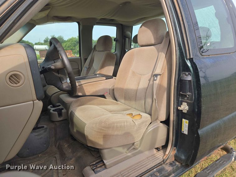 image for item EW8585 2006 Chevrolet  Silverado 2500HD Ext. Cab pickup truck