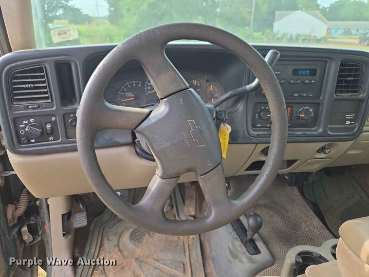 image for item EW8585 2006 Chevrolet  Silverado 2500HD Ext. Cab pickup truck