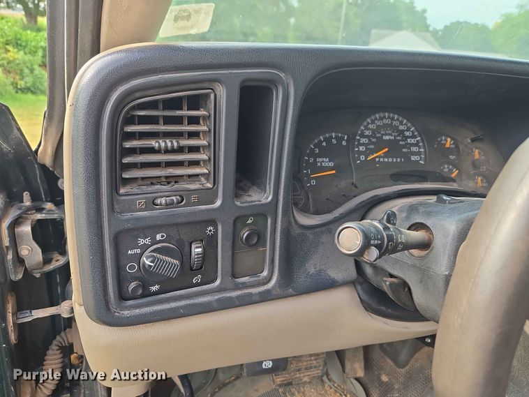 image for item EW8585 2006 Chevrolet  Silverado 2500HD Ext. Cab pickup truck