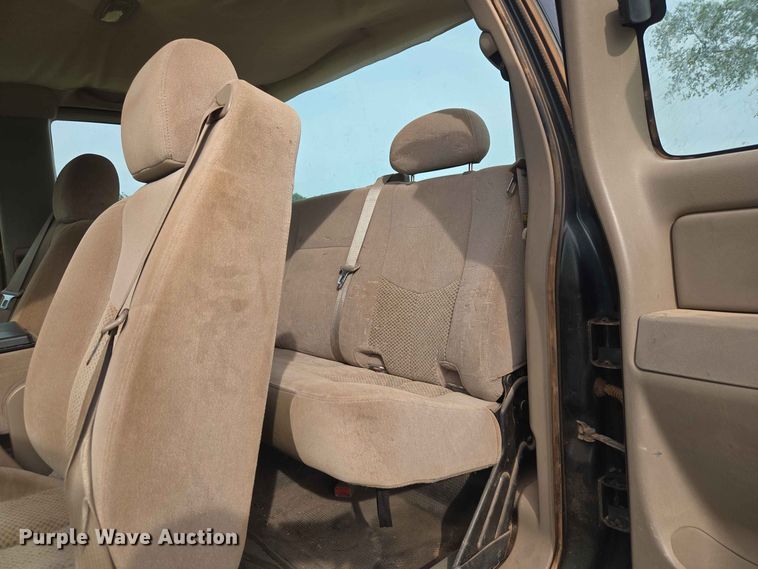 image for item EW8585 2006 Chevrolet  Silverado 2500HD Ext. Cab pickup truck
