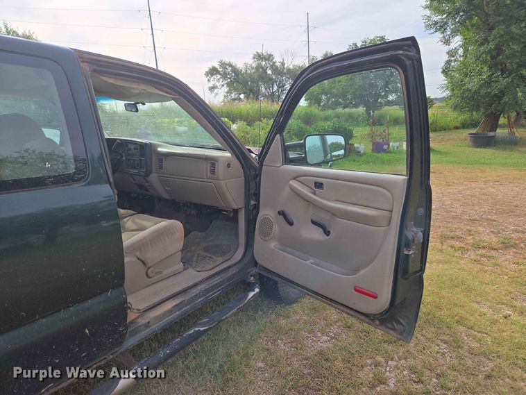 image for item EW8585 2006 Chevrolet  Silverado 2500HD Ext. Cab pickup truck