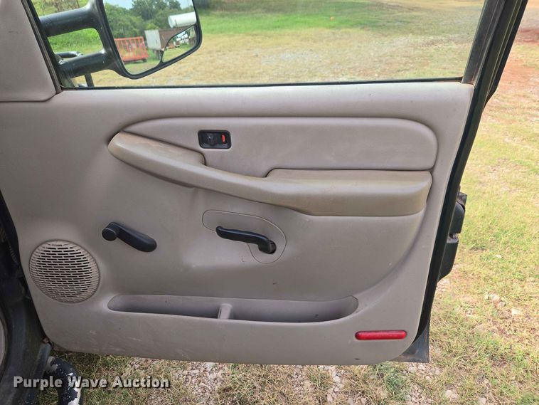 image for item EW8585 2006 Chevrolet  Silverado 2500HD Ext. Cab pickup truck