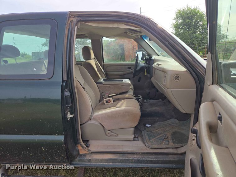 image for item EW8585 2006 Chevrolet  Silverado 2500HD Ext. Cab pickup truck