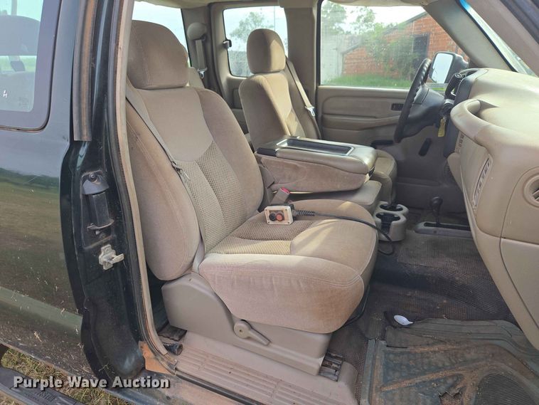 image for item EW8585 2006 Chevrolet  Silverado 2500HD Ext. Cab pickup truck
