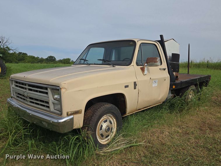 1987 Chevrolet Custom 20 bale bed pickup truck
