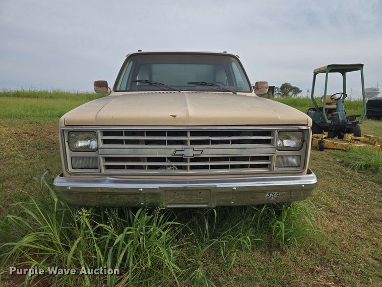 image for item EW8587 1987 Chevrolet Custom 20 bale bed pickup truck