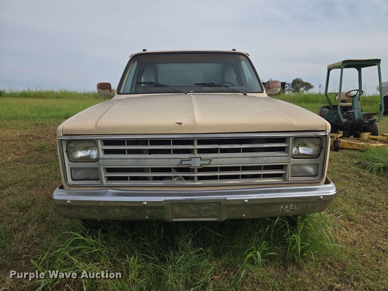 image for item EW8587 1987 Chevrolet Custom 20 bale bed pickup truck