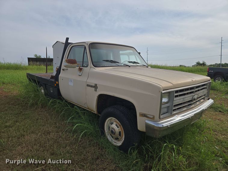 image for item EW8587 1987 Chevrolet Custom 20 bale bed pickup truck