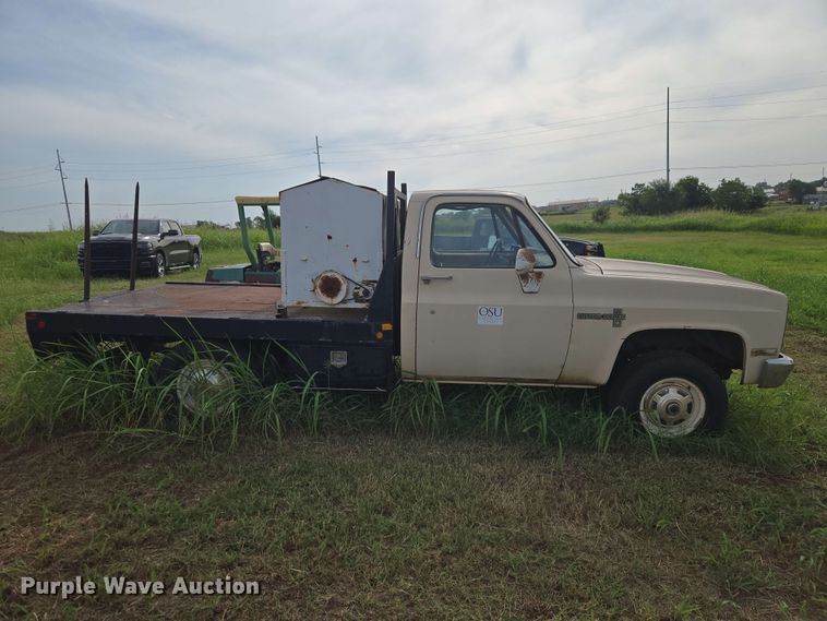 image for item EW8587 1987 Chevrolet Custom 20 bale bed pickup truck