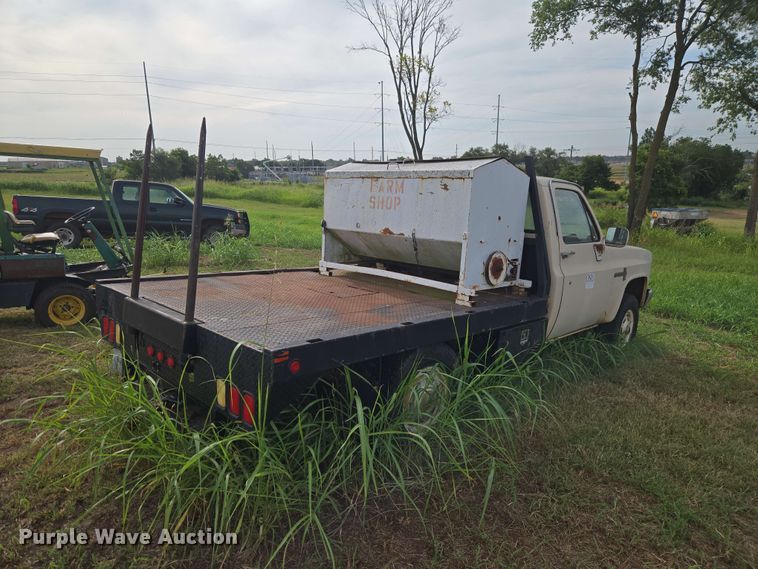 image for item EW8587 1987 Chevrolet Custom 20 bale bed pickup truck