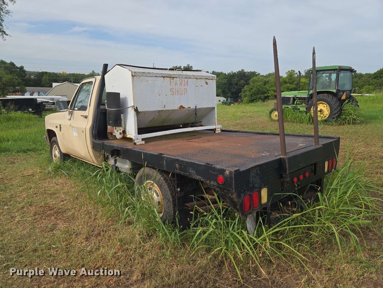 image for item EW8587 1987 Chevrolet Custom 20 bale bed pickup truck