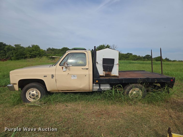 image for item EW8587 1987 Chevrolet Custom 20 bale bed pickup truck